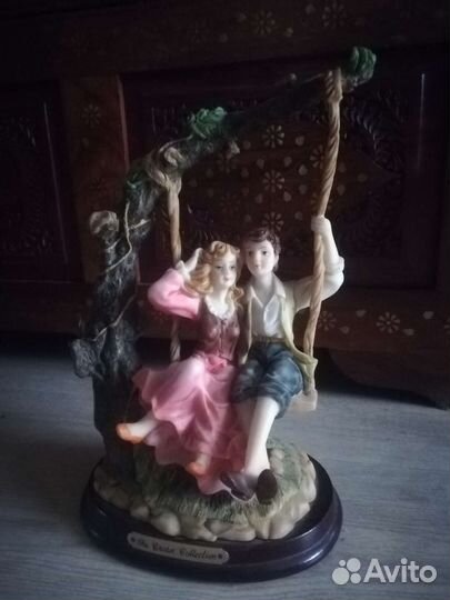 Статуэтка большая девушка и юноша на качелях 30с