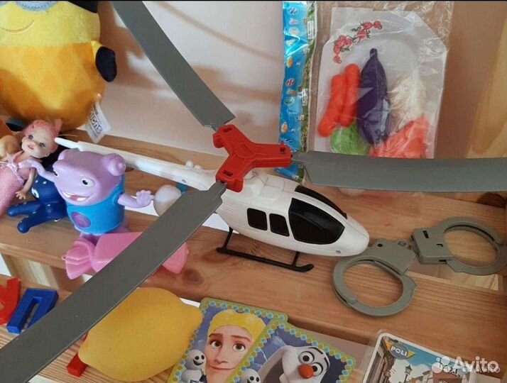 Игрушки пакетом вертолет миньон