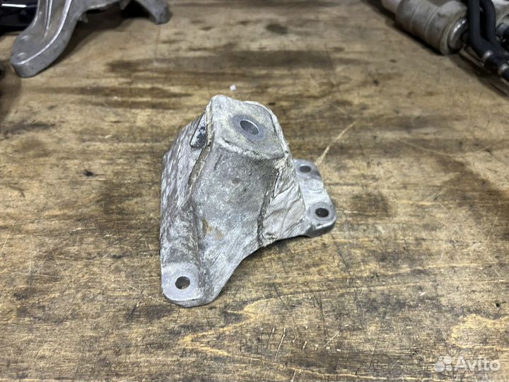 Лапа кронштейн двигателя правый N47 B47 BMW F10