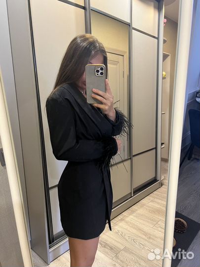 Платье-пиджак с перьями страуса