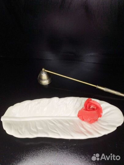 Восковые свечи в подсвечниках