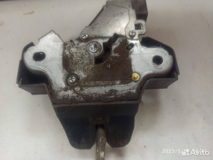 Замок крышки багажника toyota corolla 180