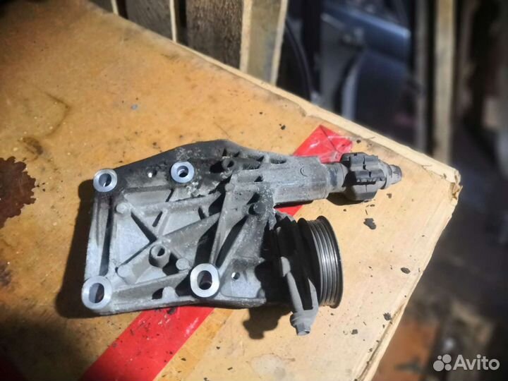 Кронштейн кондиционера с роликом