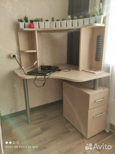 Компьютерный стол угловой и кресло