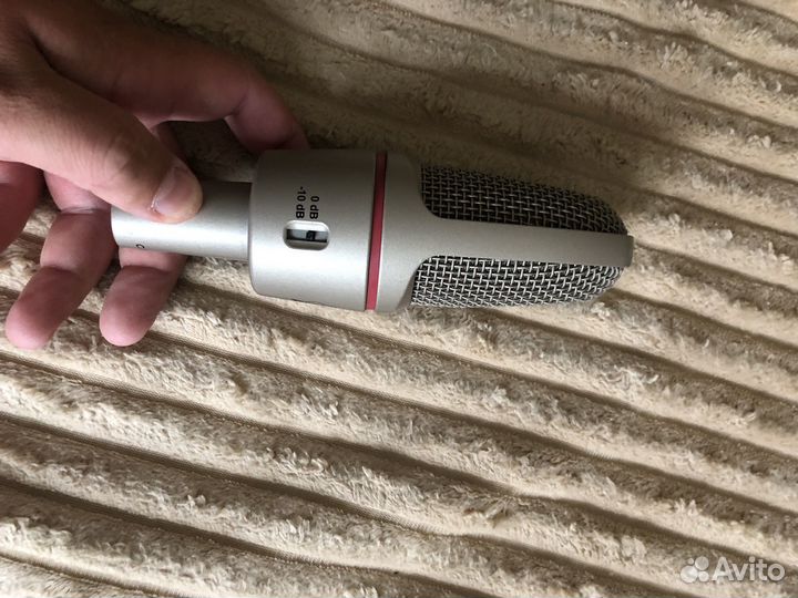 Студийный микрофон akg