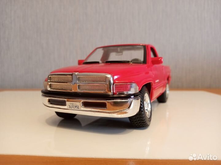 Пикап Dodge Ram 1500 модель 1:24