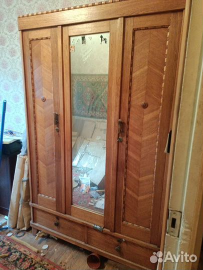 Старинный дубовый шкаф