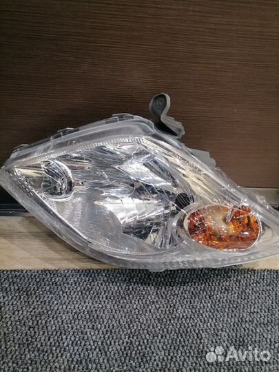 Фара toyota ist