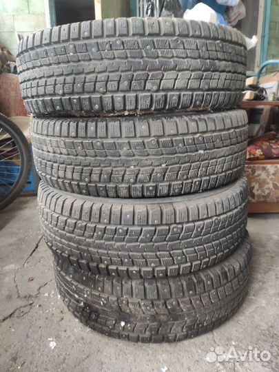 Dunlop SP Winter Ice 01 215/70 R16