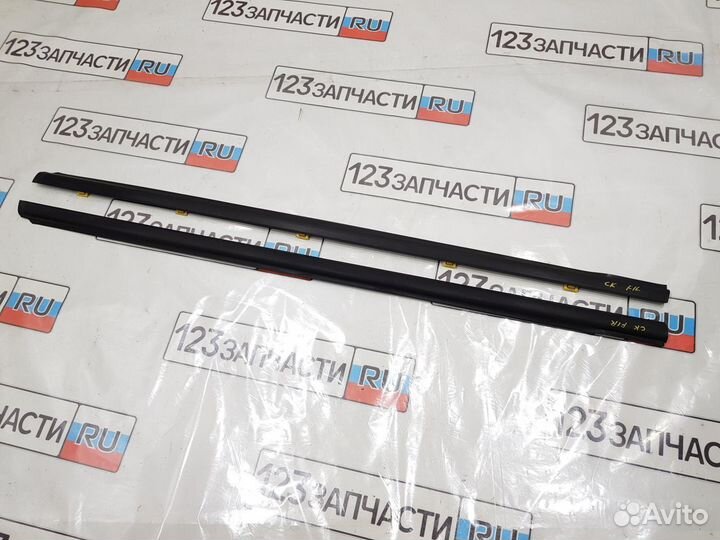 Молдинг стекла двери передней левой наружный