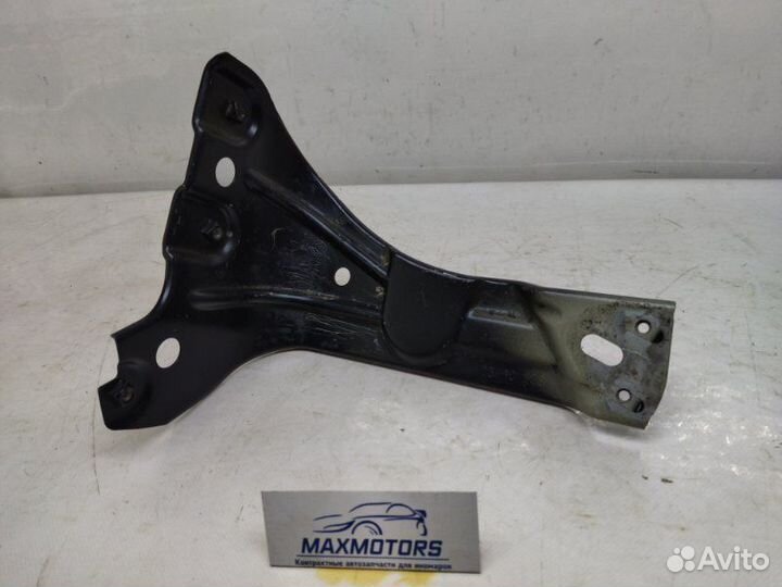 Кронштейн крыла передний правый Volkswagen Passat