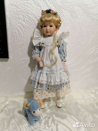 Коллекционная фарфоровая кукла