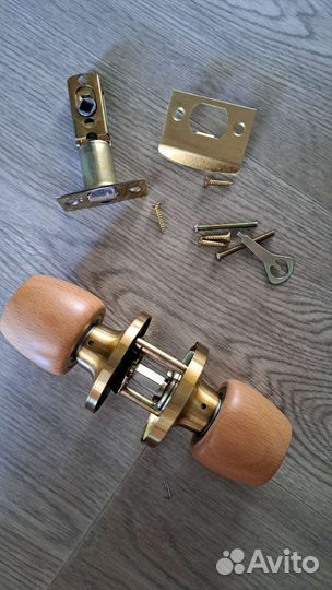 Дверная ручка с защелкой