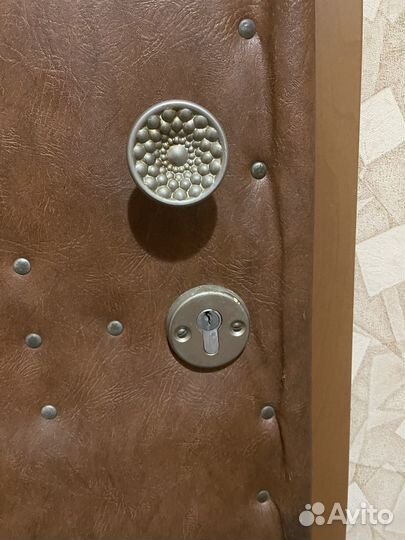 Дверь входная деревянная
