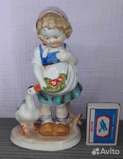 Фарфоровая статуэтка девочка с гусем Германия
