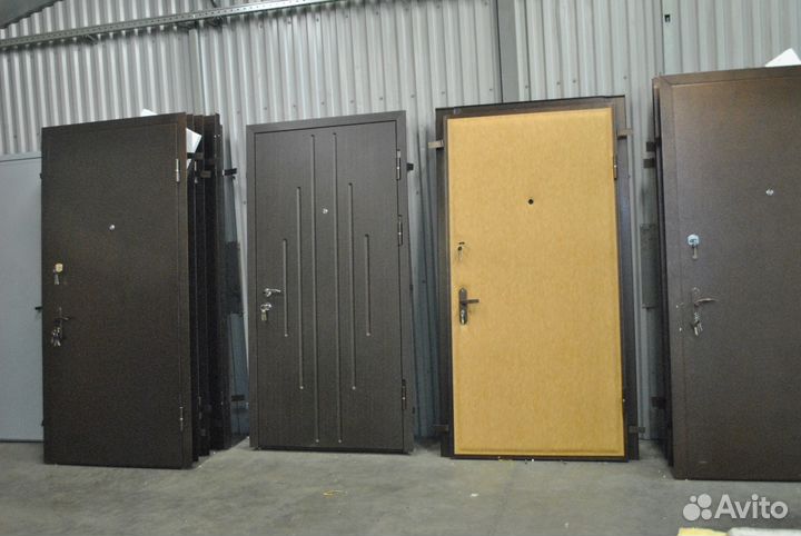 Металлическая дверь с фиолетовым покрытием