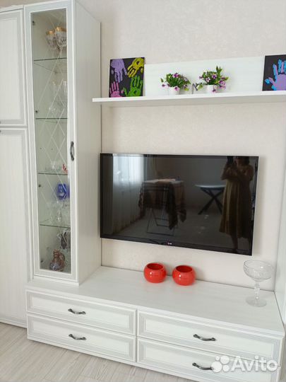 Стенка в гостиную со шкафом новая, стол круглый