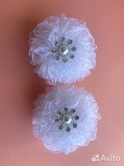 Белый школьный бант