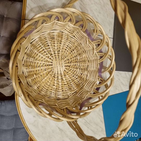 Корзина плетеная с бантом