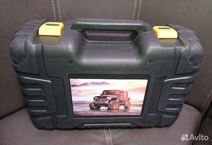 Компрессор 12 вольт, в кейсе с инструментами