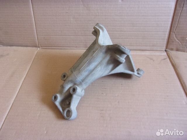 VW Passat B3 / B4, 88-96г. кронштейн задний правый