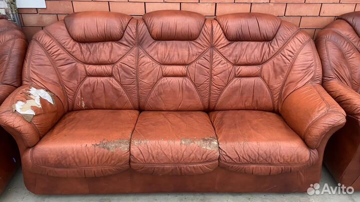 Кожаный диван с креслом бу