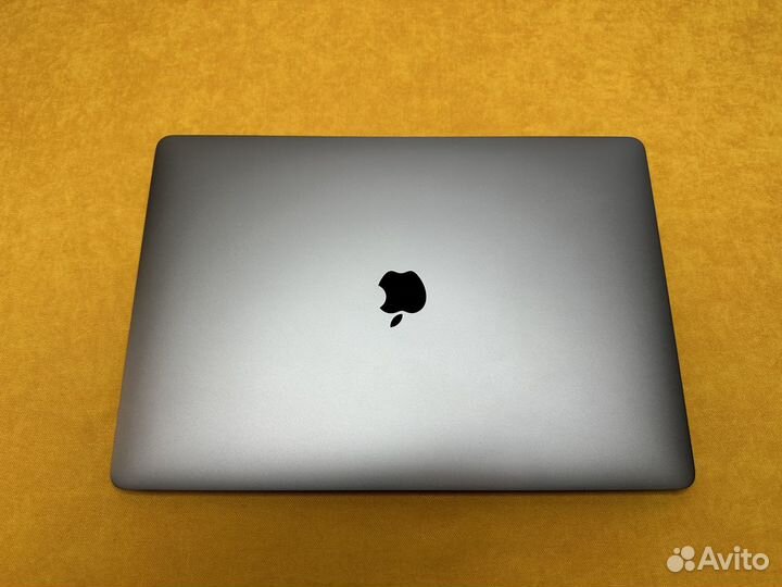 MacBook Pro 15 (2018), 256 ГБ, Core i7, 2.2 ГГц, RAM 16 ГБ, Radeon Pro 555X 4 ГБ