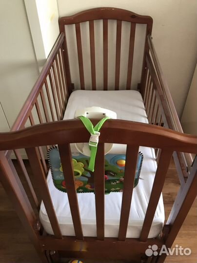 Детская кроватка с маятником и ящиком