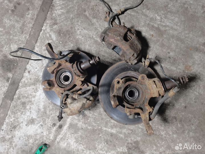 Поворотный кулак Nissan Primera p11