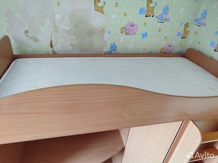 Детская кровать чердак со столом и шкафом