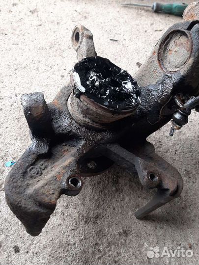 Правый поворотный кулак Volkswagen Polo Skoda