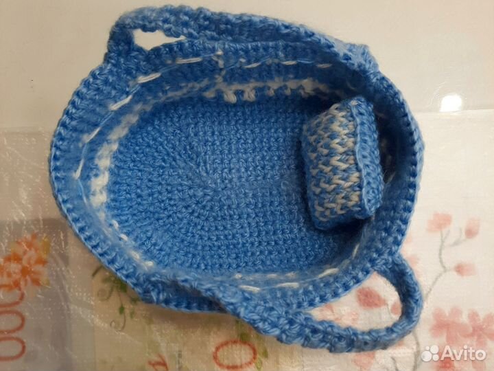 Вязаный спящий котенок