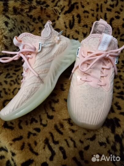 Кроссовки женские