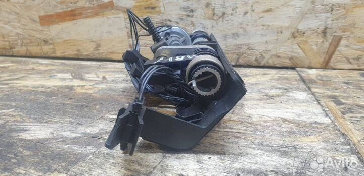 Механизм складывания подголовников Mercedes-Benz