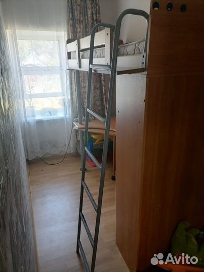 Кровать чердак со столом и шкафом