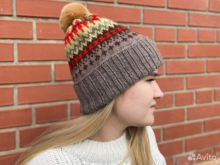 Вязаная жаккардовая шапка с помпоном