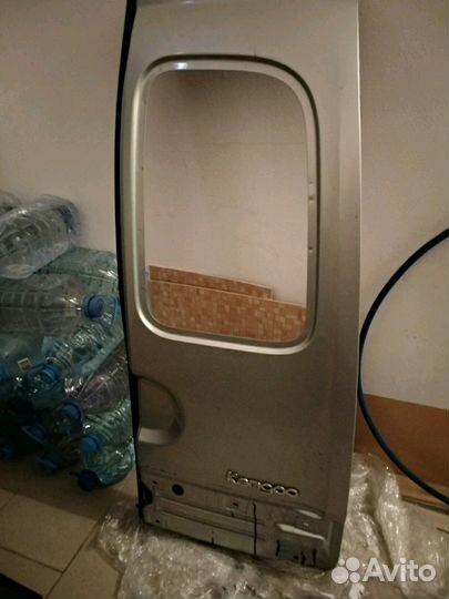 Продаю правую дверь багажника рено кангу 2003-2008