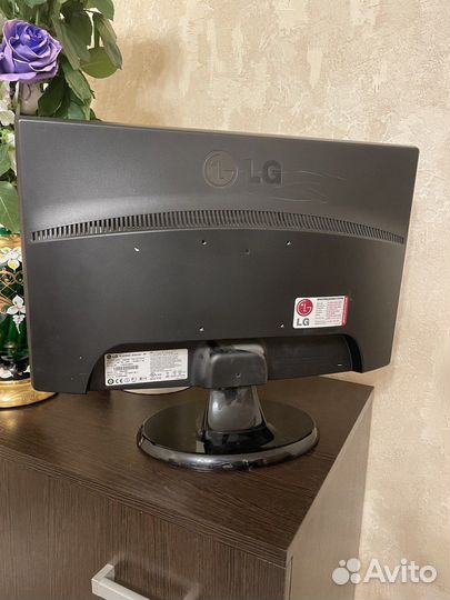 Монитор LG flatron W2043S 20