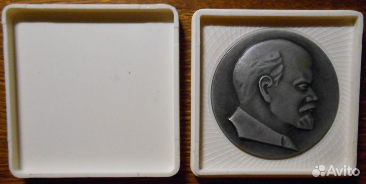 Настольная медаль 