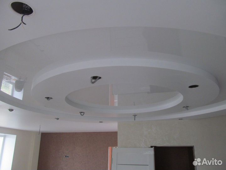 Натяжной потолок белый