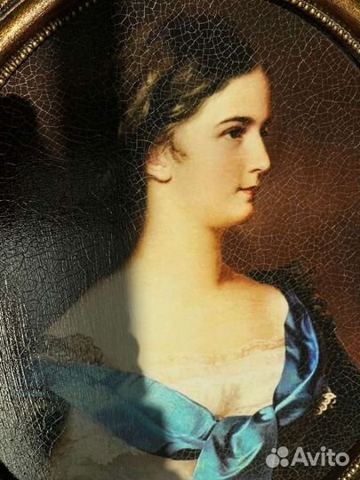 Картина в овальной раме