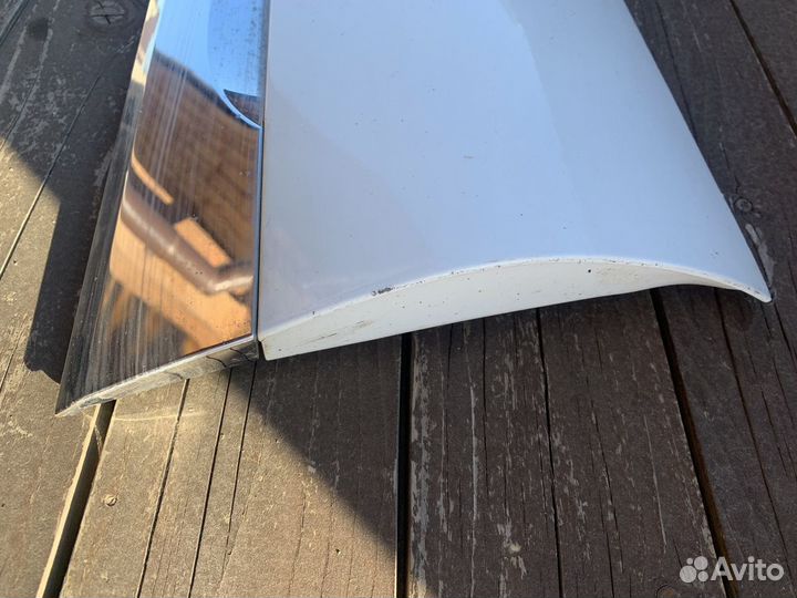 Накладка задней правой двери Touareg 2010-2018