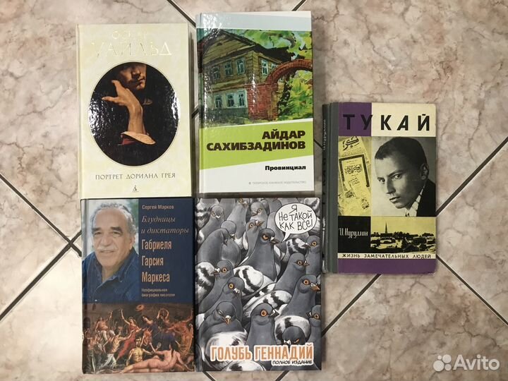 Книги разной тематики: фантастика, поэзия итд