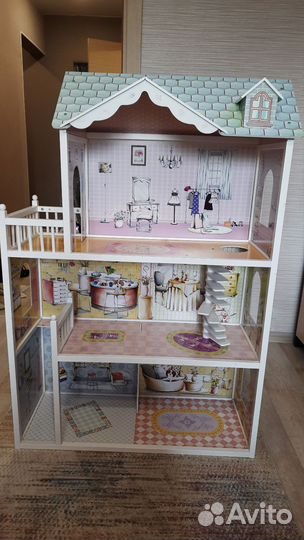 Большой кукольный домик с мебелью