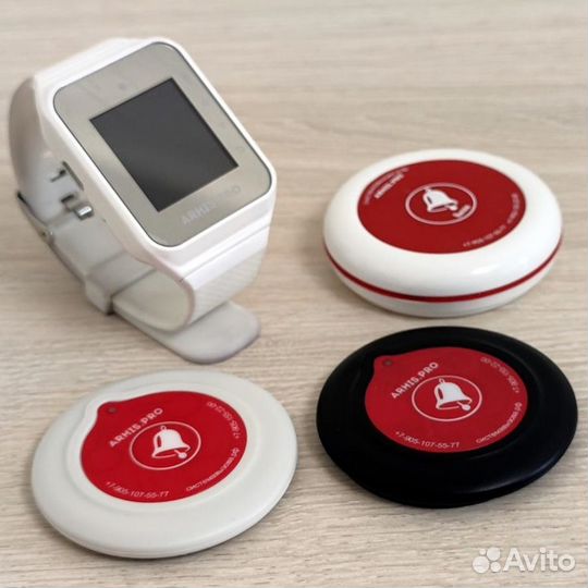 Комплекты вызова персонала: кнопка вызова и часы