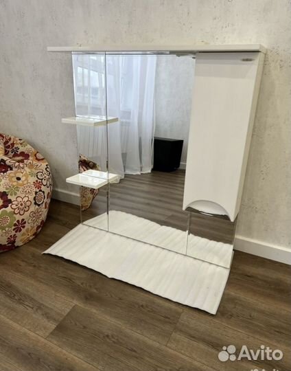 Зеркало с шкафчиком