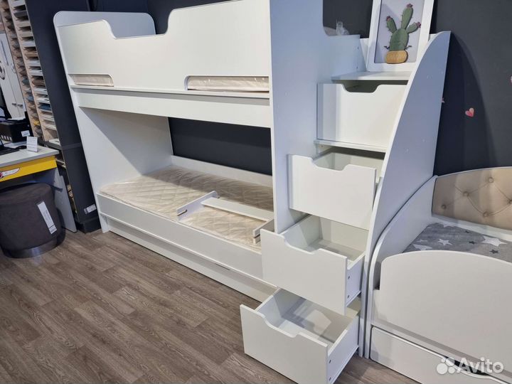 Двухъярусная кровать с лестницей комодом