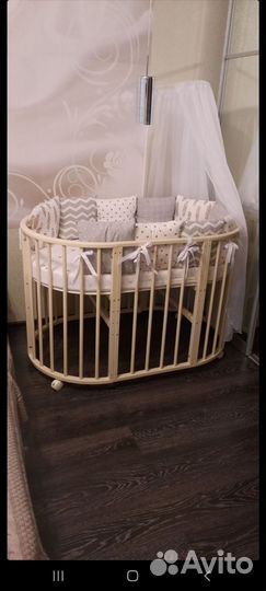 Детская кроватка с маятником