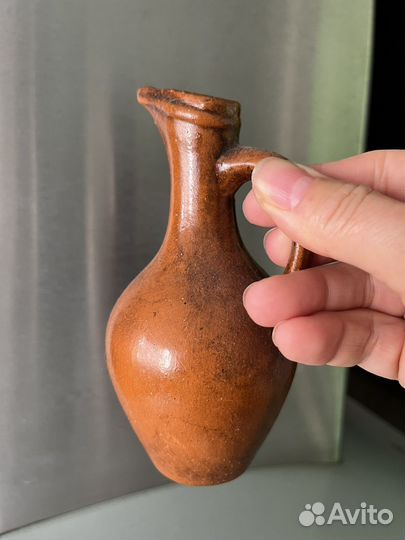 Глиняный кувшин старинный