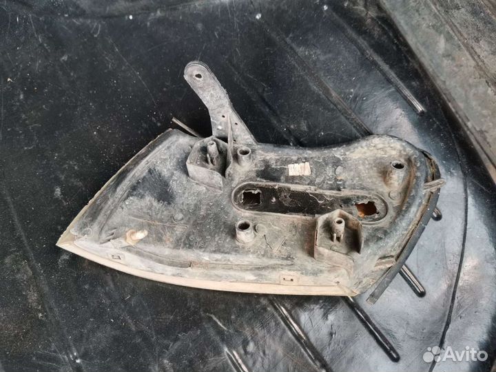 Габарит правый toyota corolla ae100